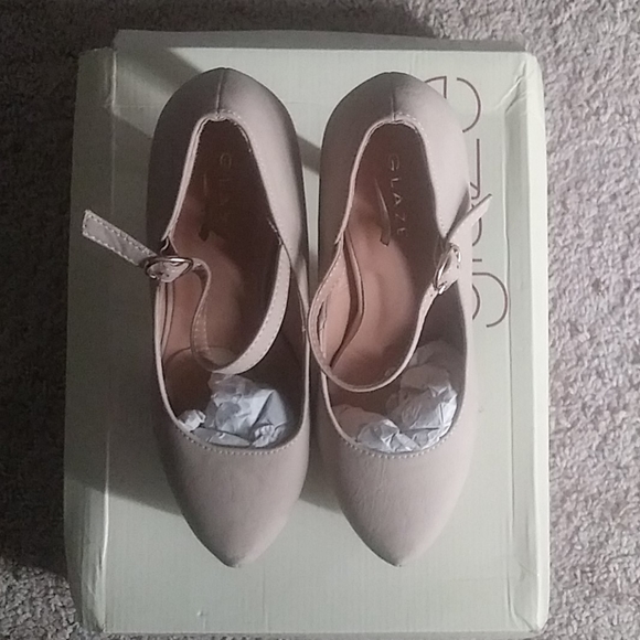 Heels - Picture 2 of 6